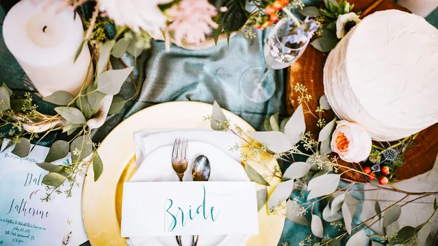 Mesa de banquete montada con vajilla y tarjetas de lugar, resultado de una lista de invitados bien confirmada